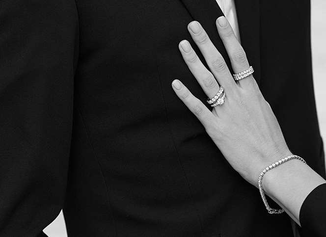 בנוסף מציעה פדני טבעות נישואין מעוצבות בהתאמה אישית, עם אפשרות לחריטה של מסר אישי על גב או פנים הטבעת, באמצעות טכנולוגיות לייזר חדישות.